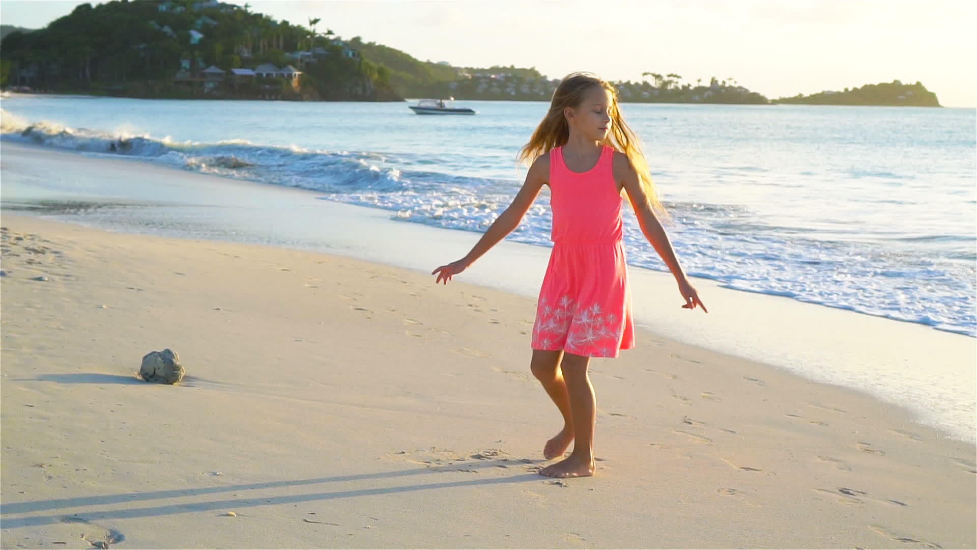 可爱可爱的小女孩在白色沙滩上玩得开心慢动作视频视频的预览图