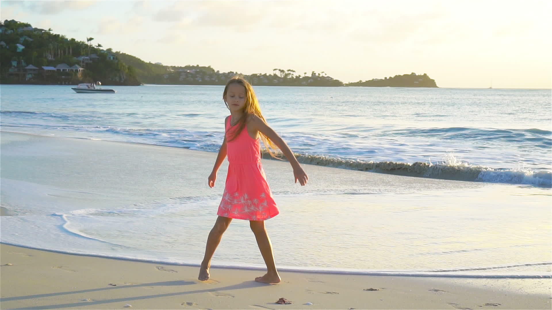 可爱可爱快乐的小女孩日落时在白色沙滩上玩得开心又慢视频的预览图
