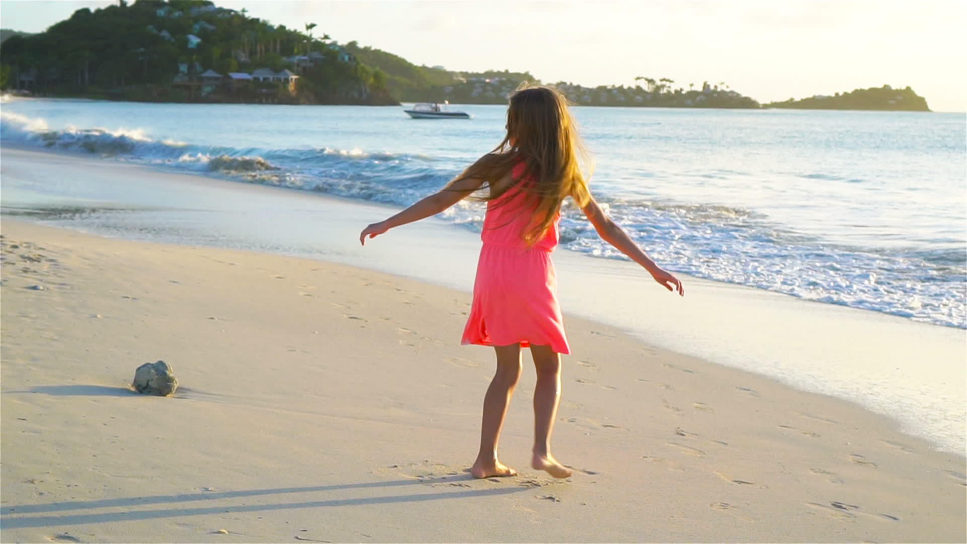 可爱快乐的小女孩日落时在白色沙滩上玩得很开心视频的预览图