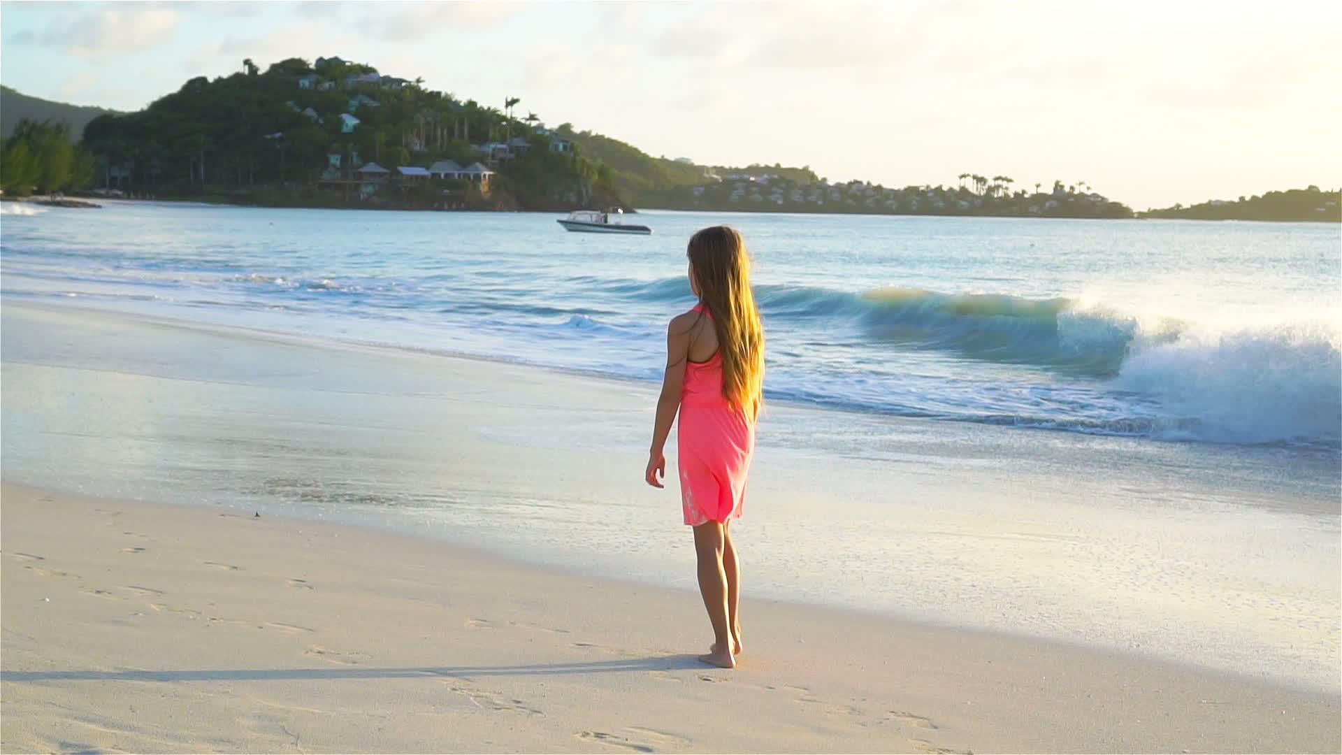 卡米比恩度假时可爱可爱的小女孩在白色海滩上散步视频的预览图
