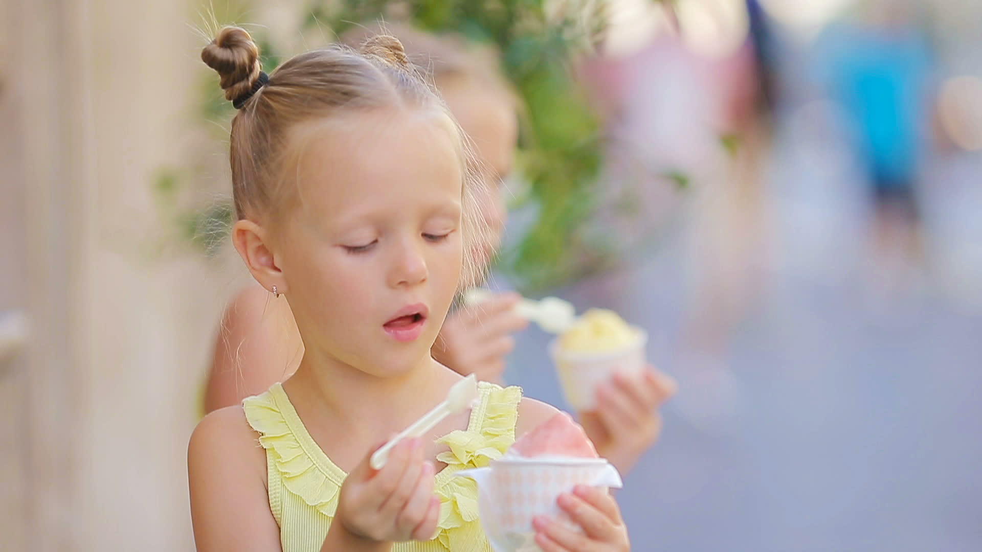 可爱的小女孩夏天在户外吃冰淇淋视频的预览图