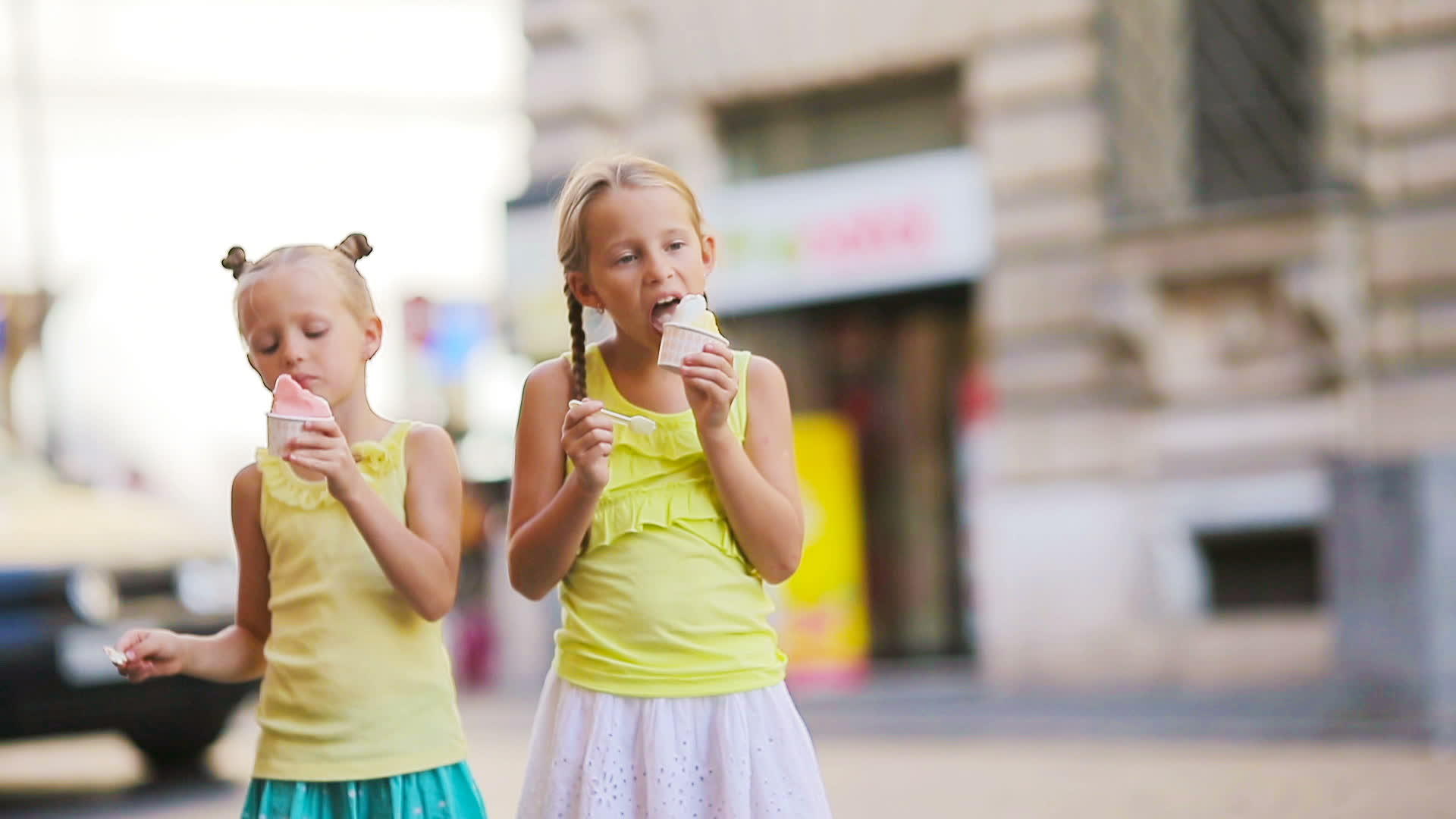 可爱的孩子们在罗马享受真正的意大利冰淇淋Gerateria视频的预览图