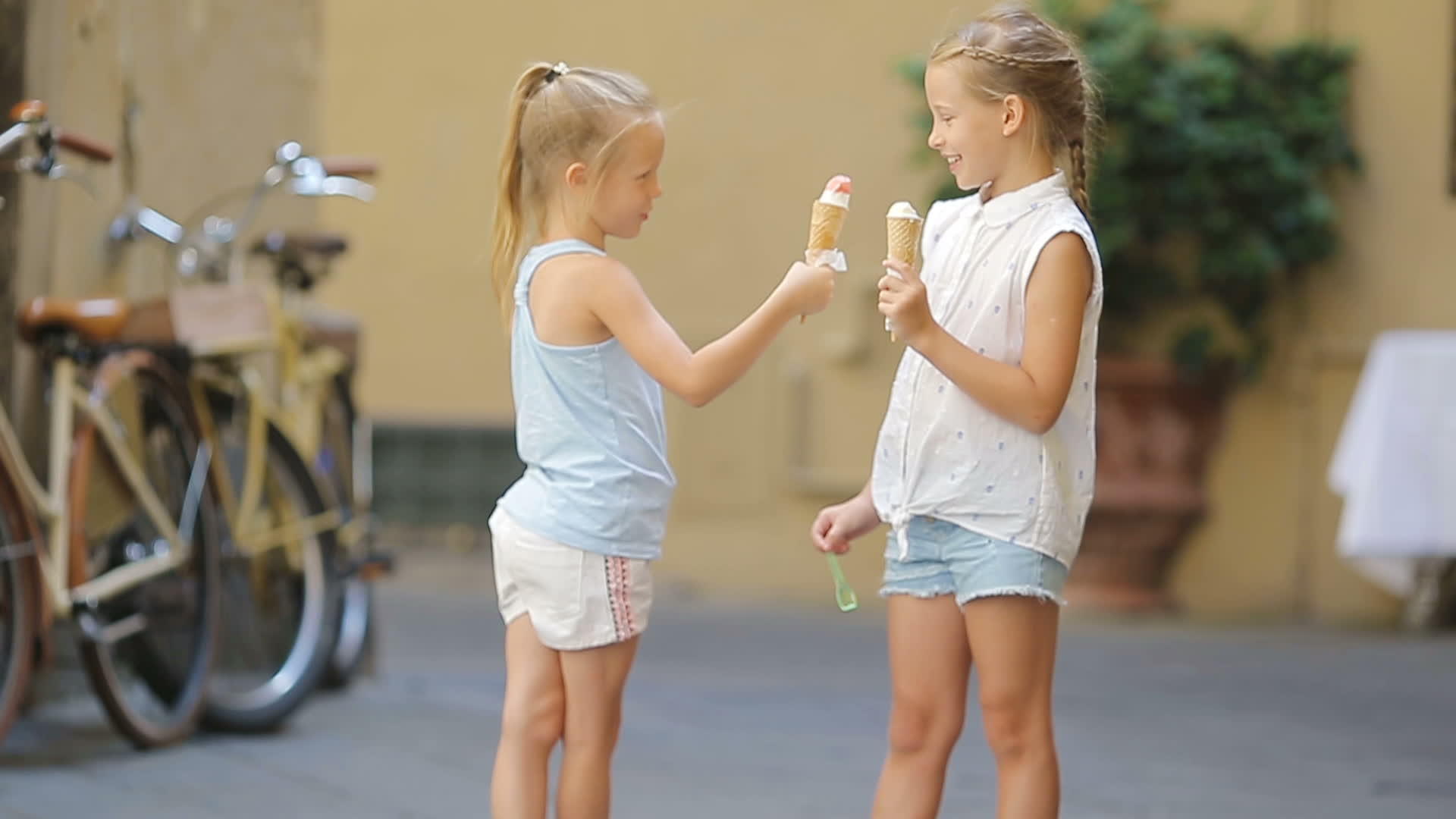 可爱的孩子们喜欢真正的意大利冰淇淋视频的预览图