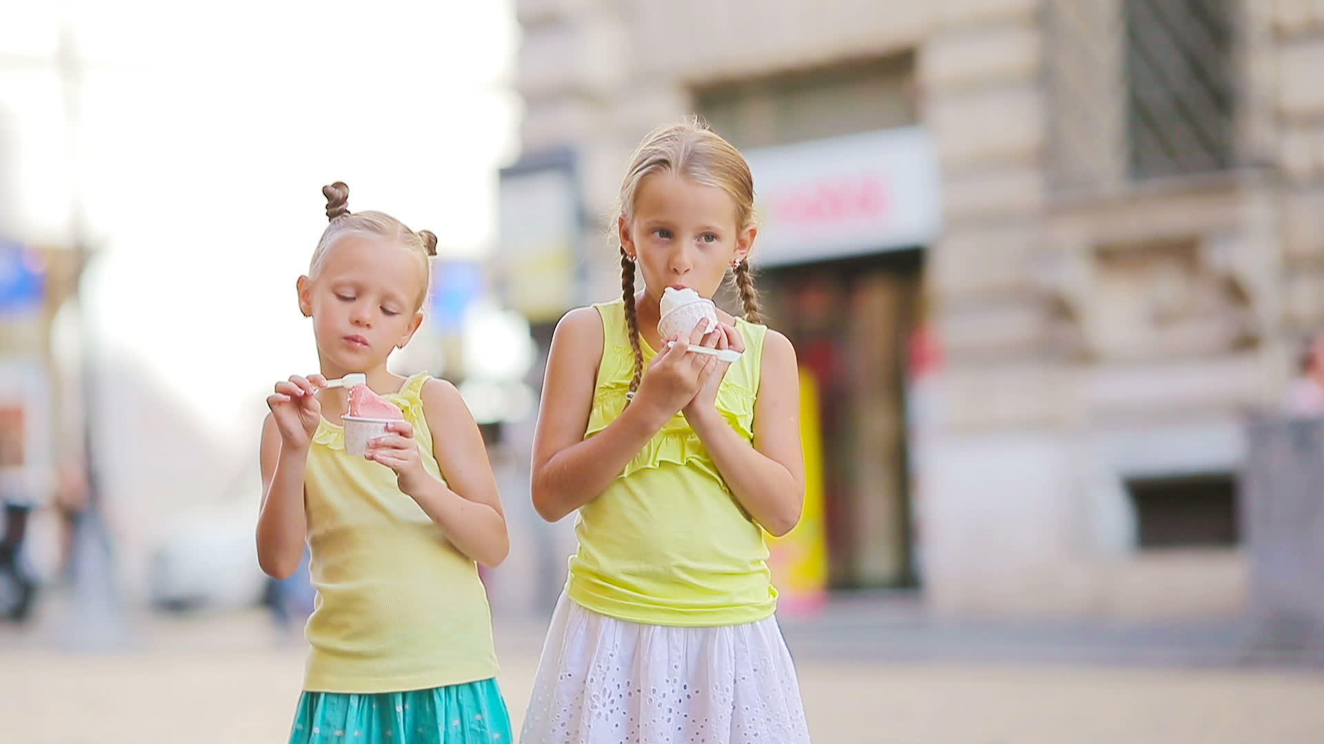 可爱的孩子们喜欢真正的意大利冰淇淋视频的预览图