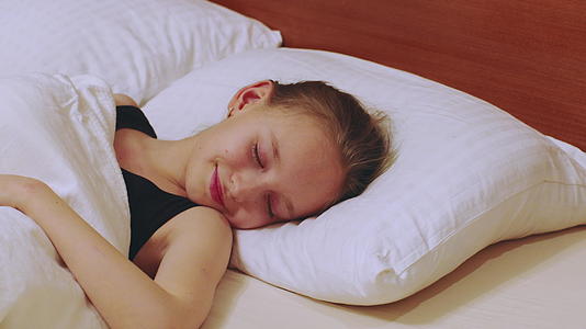 可爱的女孩睡在床上视频的预览图