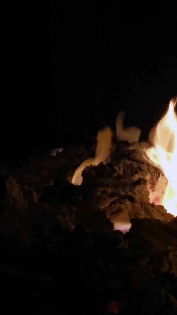黑夜火焰的实拍视频的预览图
