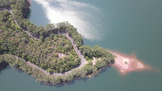 航拍唯美湖泊骑行公路基地自然风景视频的预览图