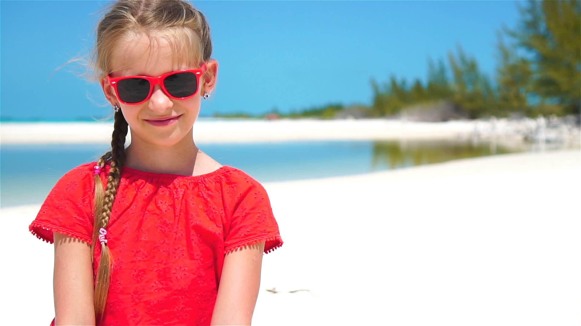 暑假期间海滩上可爱的小女孩肖像画视频的预览图