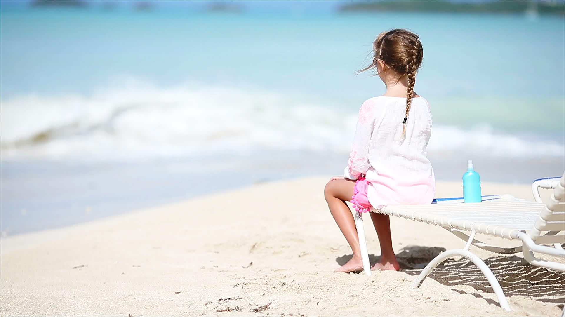 小女孩在白色的海滩上享受阳光视频的预览图
