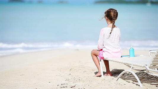 小女孩享受热带海滩享受阳光看着大海视频的预览图