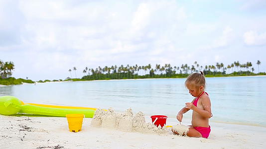 女孩和小女孩在热带度假期间玩沙滩玩具视频的预览图