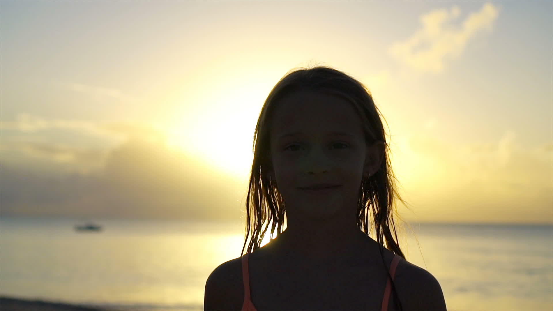 快乐的小女孩在海滩上享受假期视频的预览图