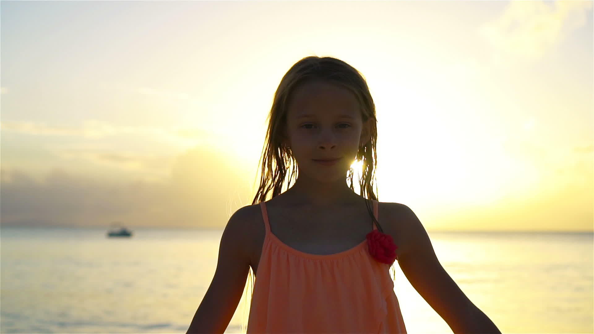 快乐的小女孩在海滩上享受假期视频的预览图