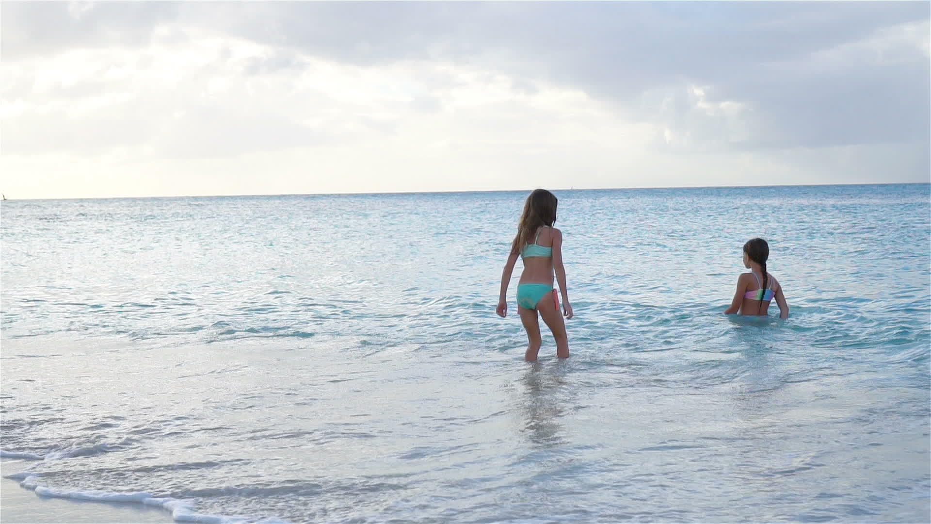暑假期间快乐的小女孩在海里游泳视频的预览图