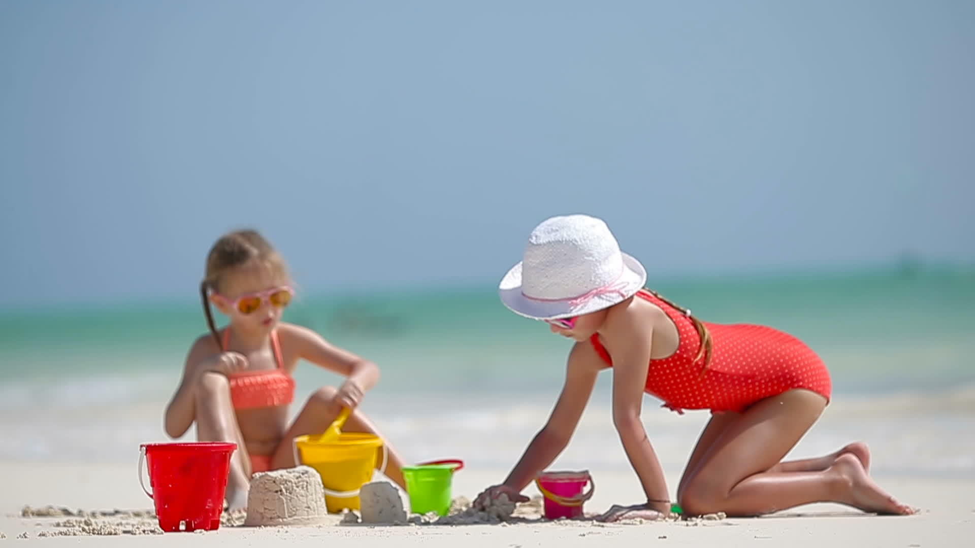 小女孩在热带度假期间玩沙滩玩具视频的预览图