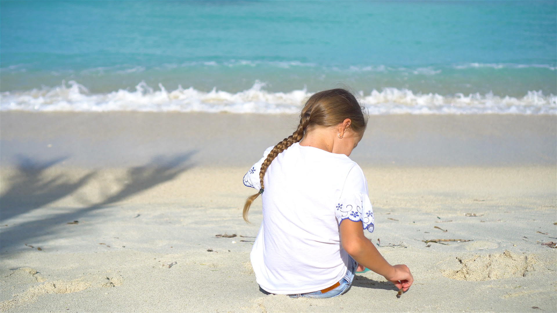 可爱的小女孩在白色海滩度暑假视频的预览图