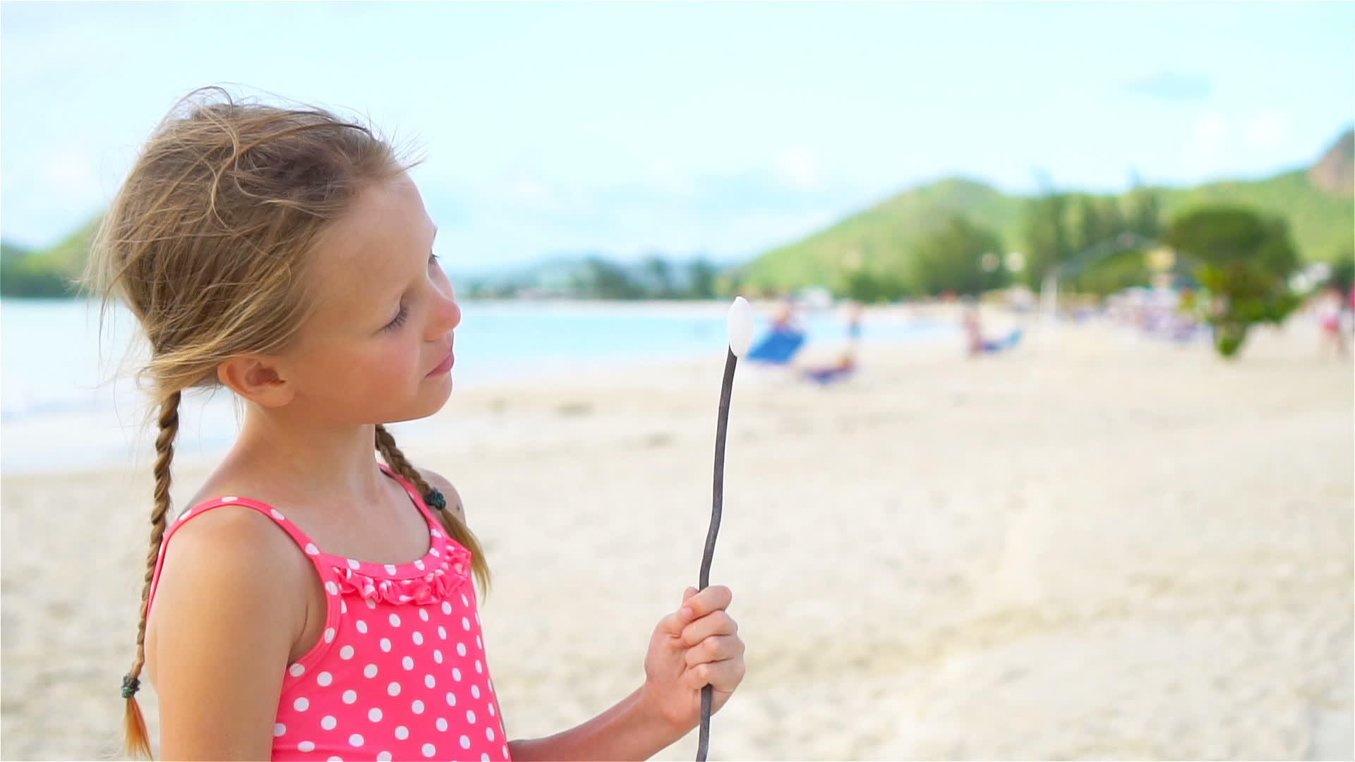 海滩上可爱的小女孩玩得很开心动作也很慢视频的预览图