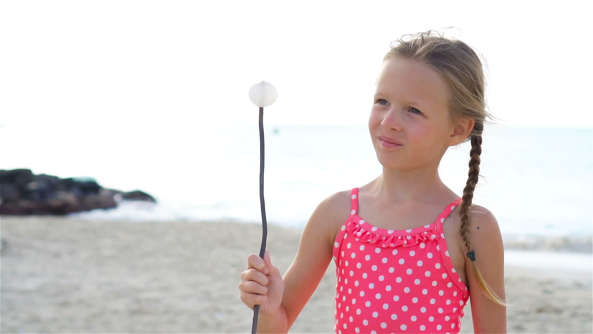 海滩上可爱的小女孩玩得很开心动作也很慢视频的预览图