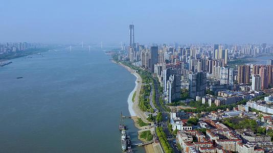 航拍武汉武昌江滩和武昌城区视频的预览图
