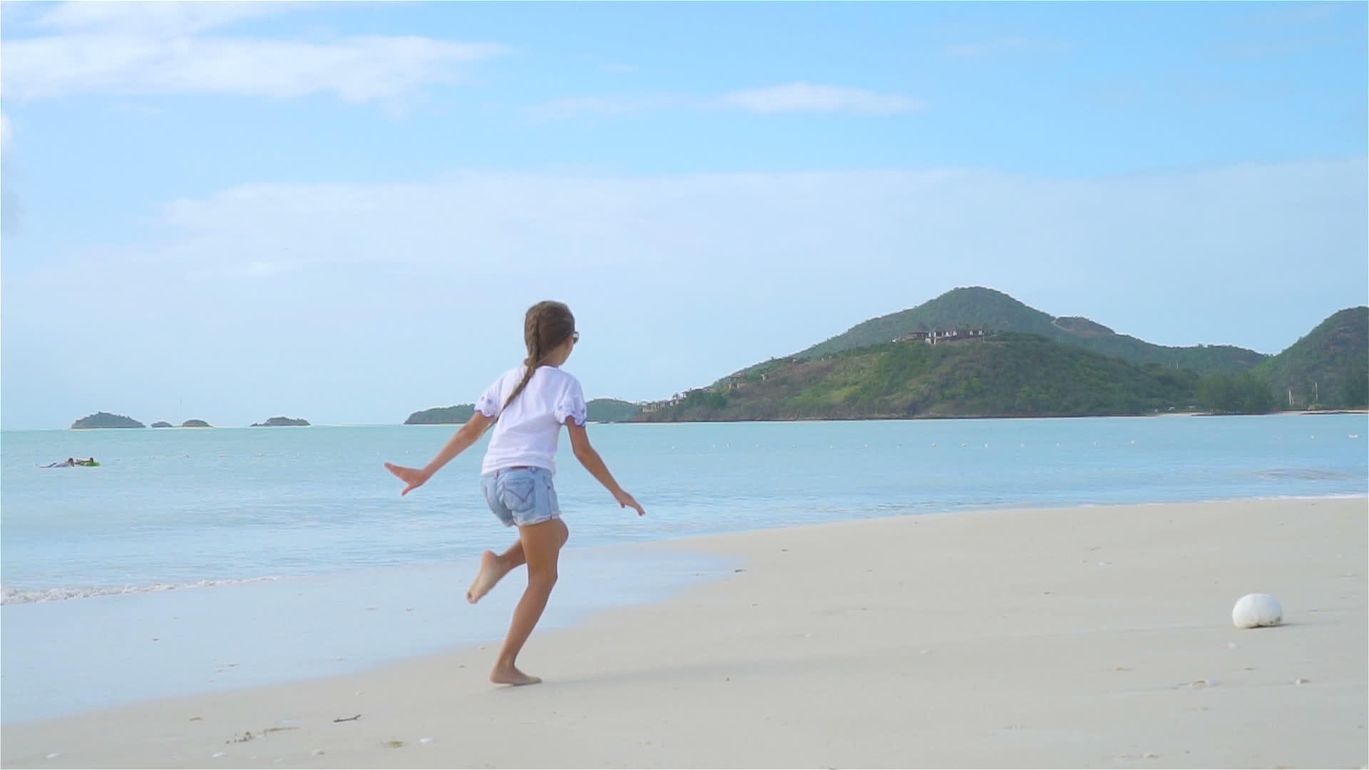 活跃的小女孩在海滩上玩得很开心视频的预览图