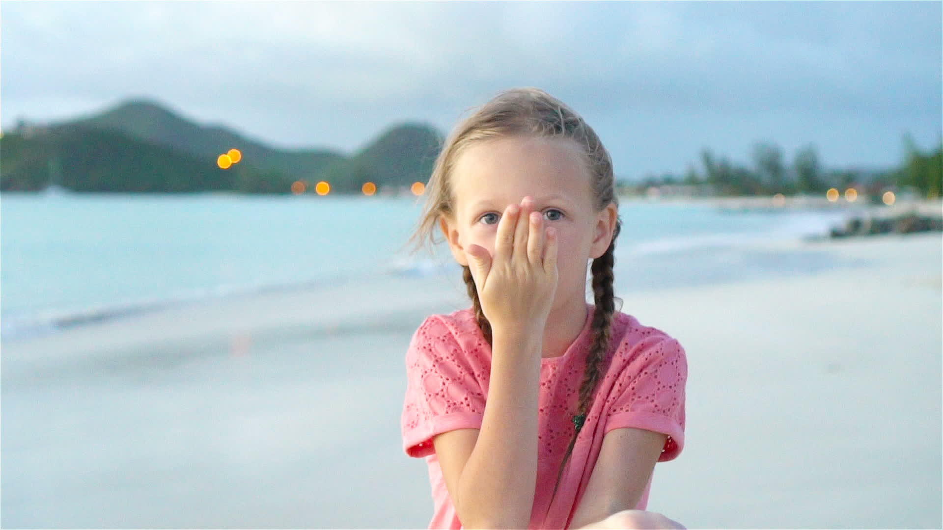 海滩上可爱的小女孩视频的预览图