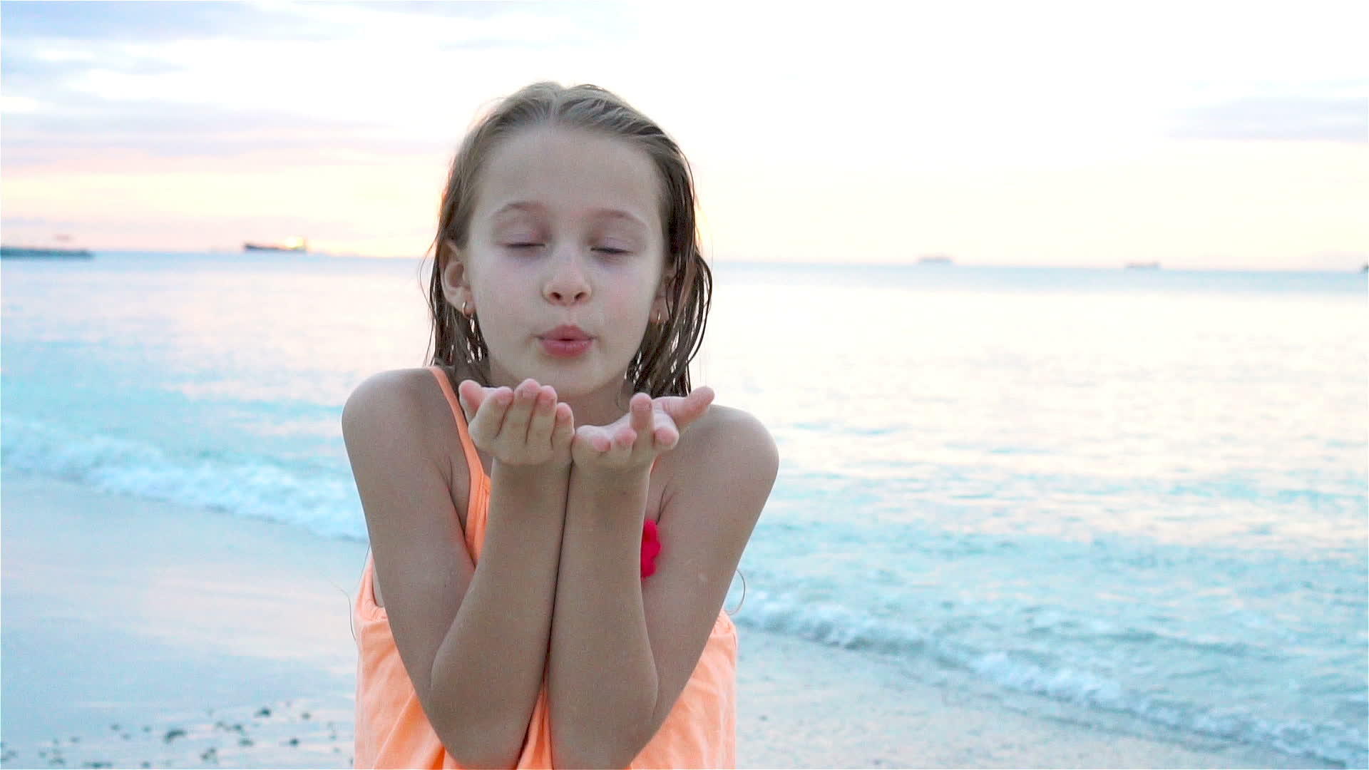 可爱的小女孩在海滩上有很多快乐的孩子在日落时看着快乐的孩子视频的预览图