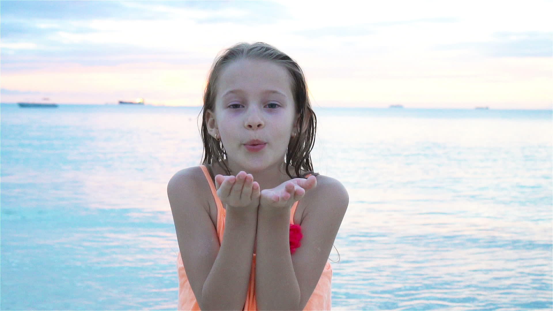 海滩上可爱的小女孩视频的预览图