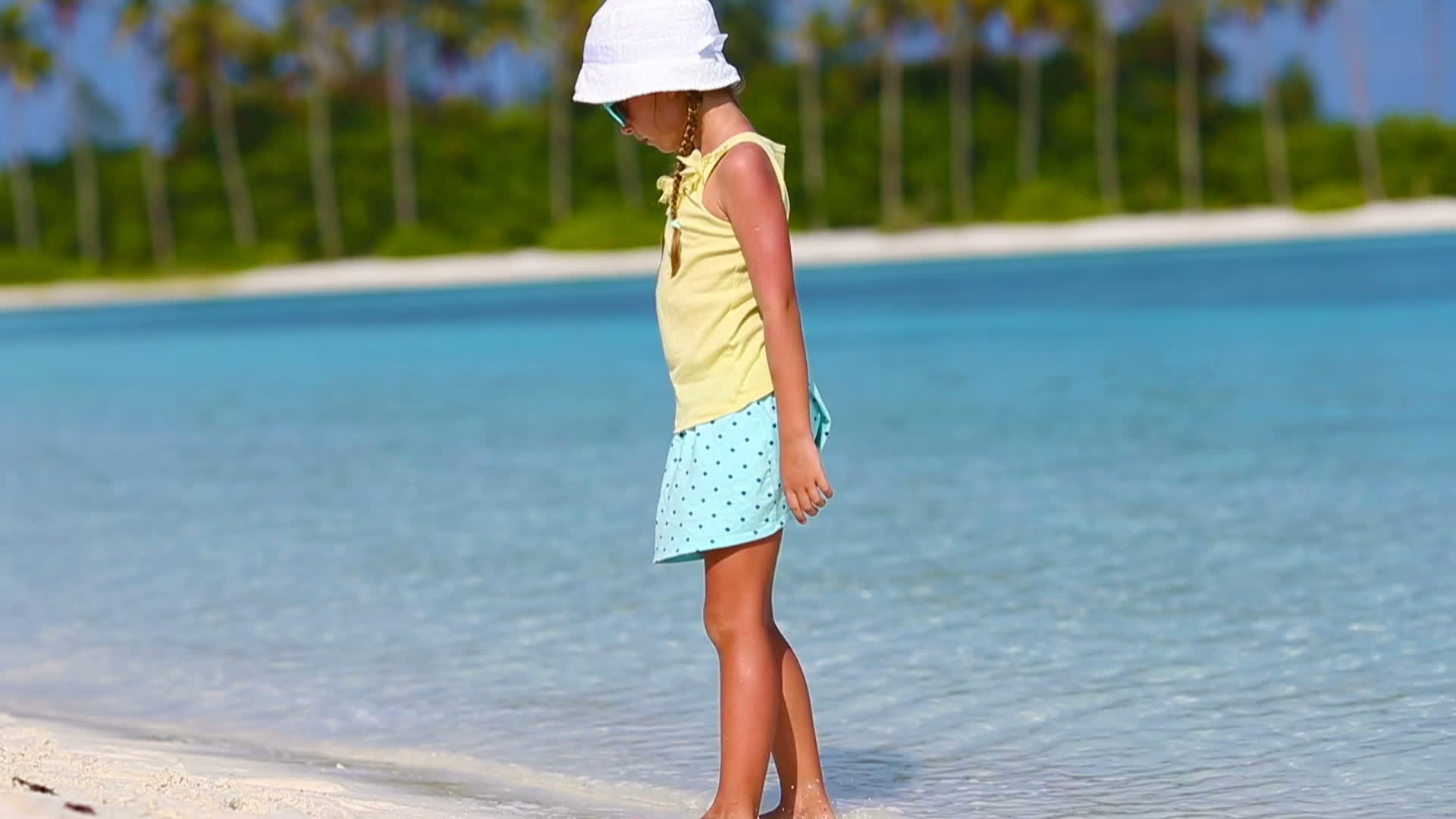 可爱的小女孩在白色海滩度假视频的预览图