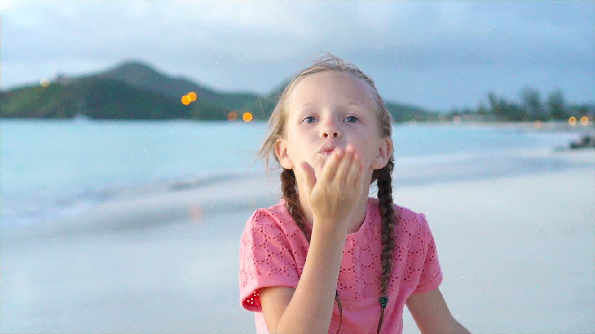 可爱的小女孩在海滩上有很多快乐的孩子在日落时看着快乐的孩子视频的预览图