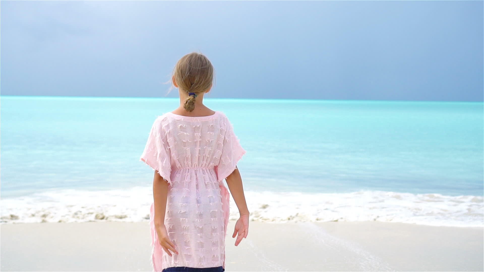 可爱的小女孩在热带海滩慢动作视频的预览图