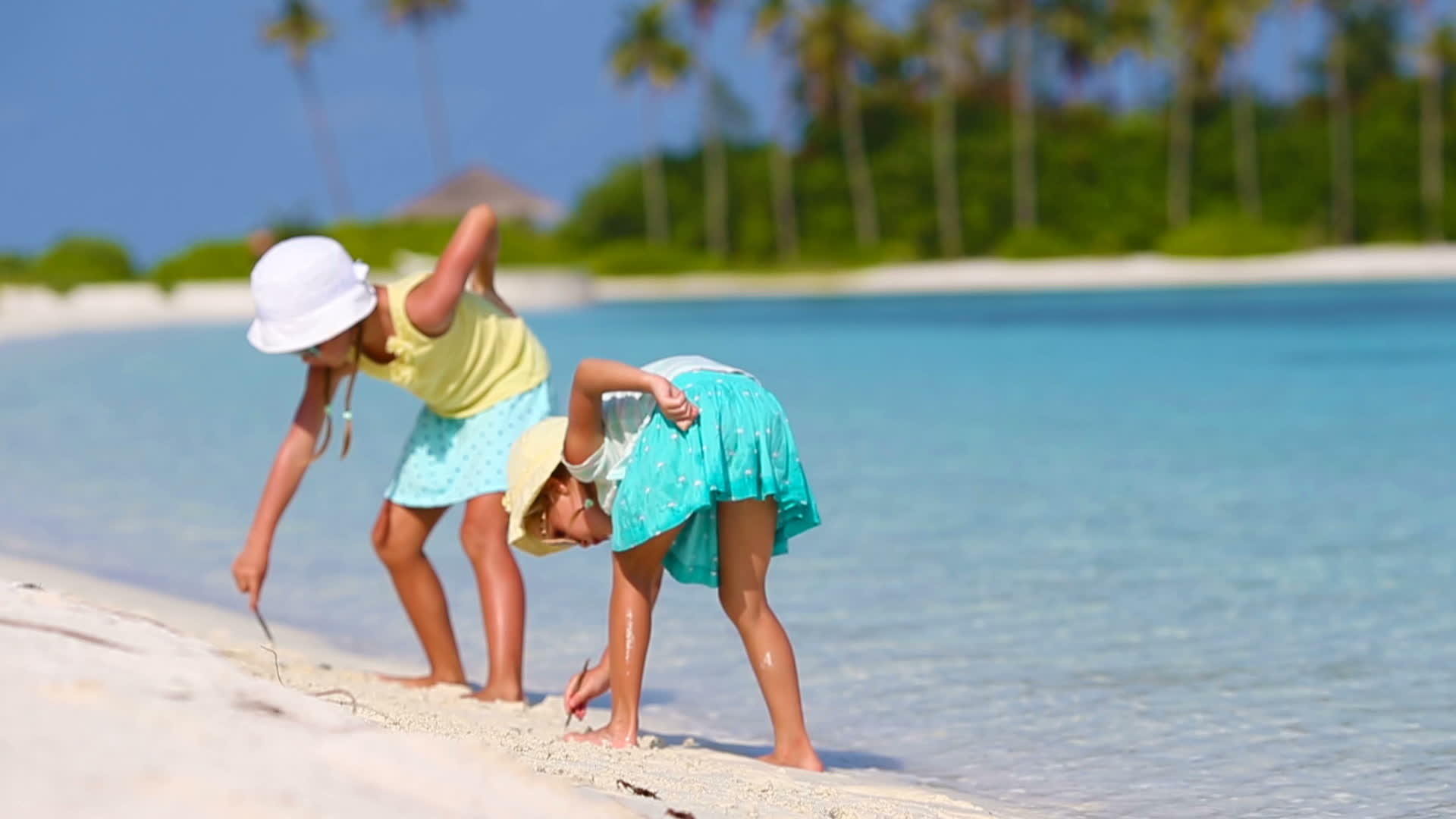 热带度假期间白色海滩上可爱的小女孩视频的预览图