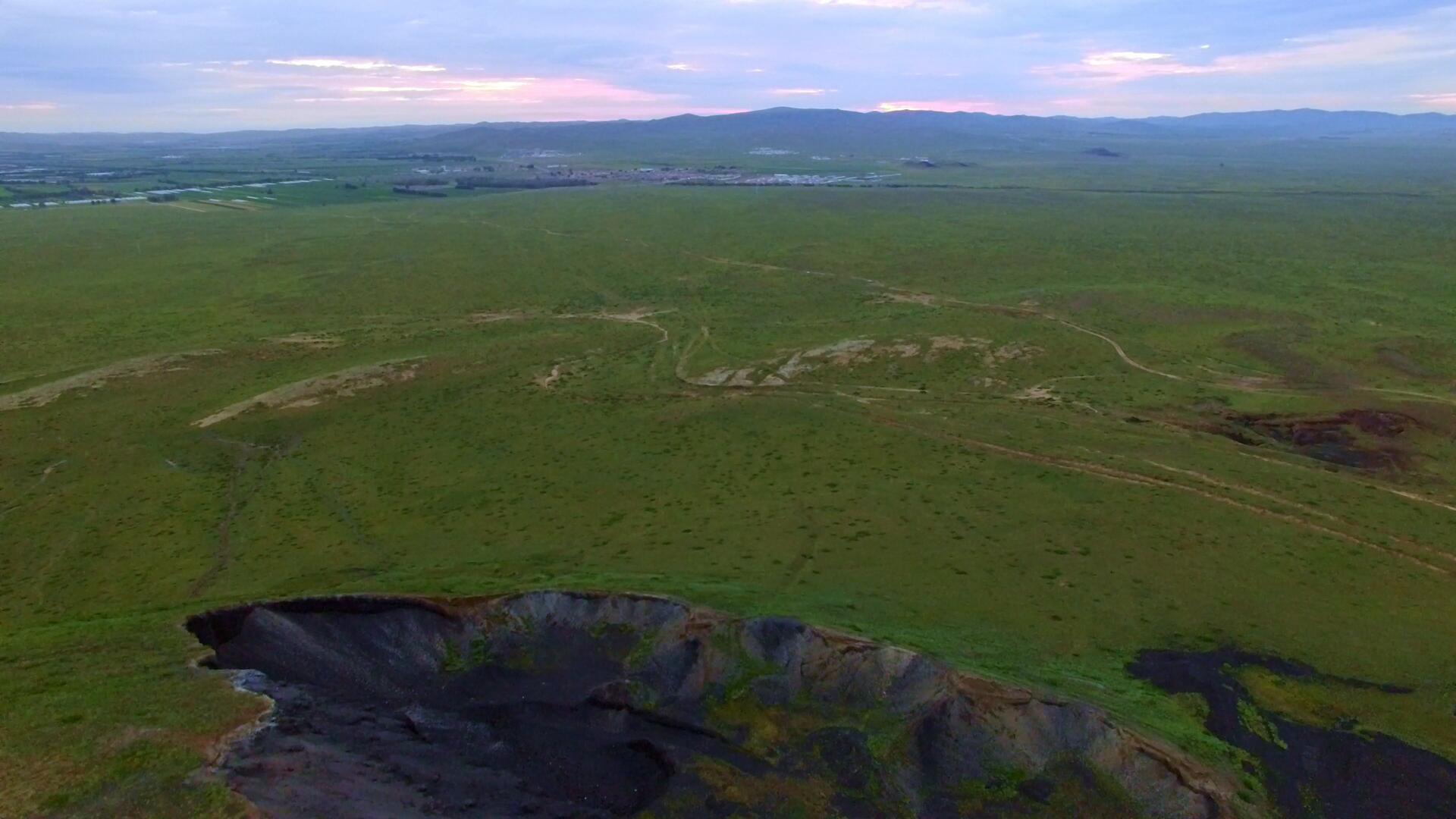 乌兰察布察哈尔火山4K航拍视频的预览图