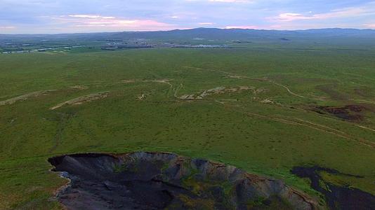 乌兰察布察哈尔火山4K航拍视频的预览图