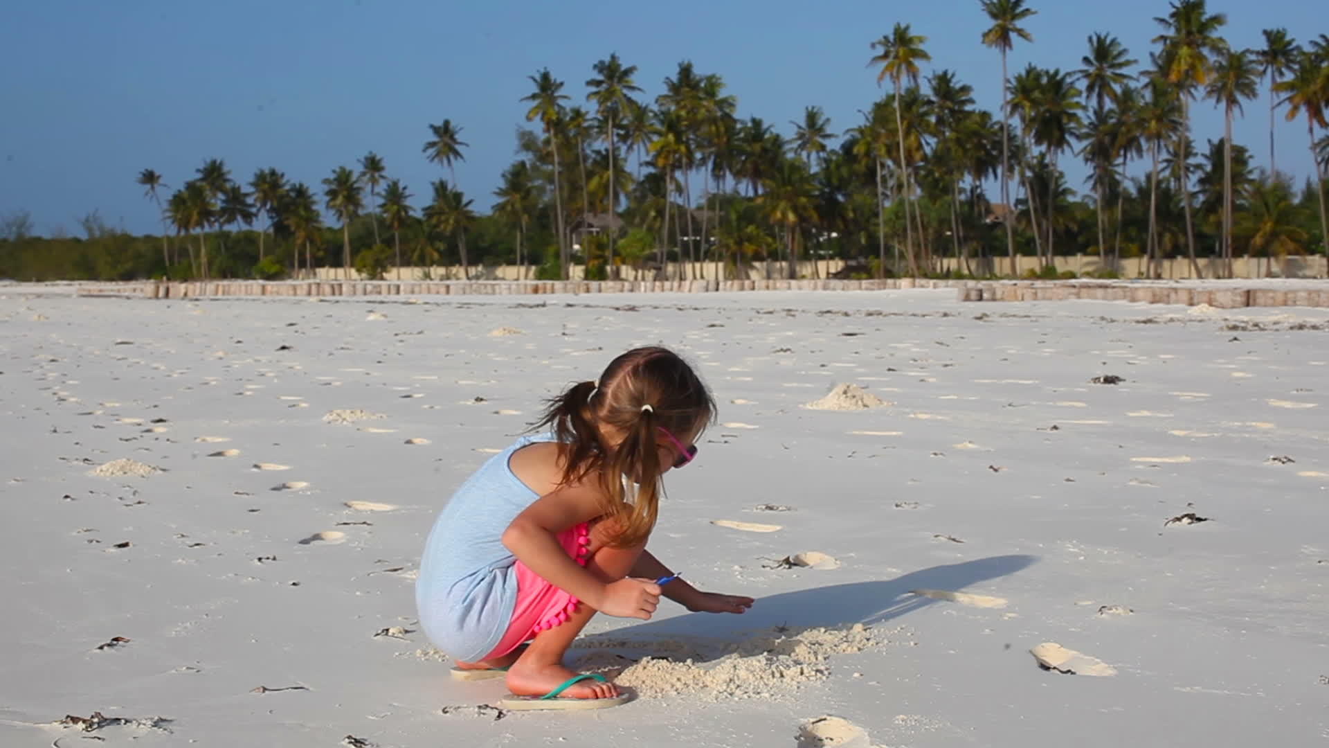 热带度假期间白色海滩上的小女孩视频的预览图