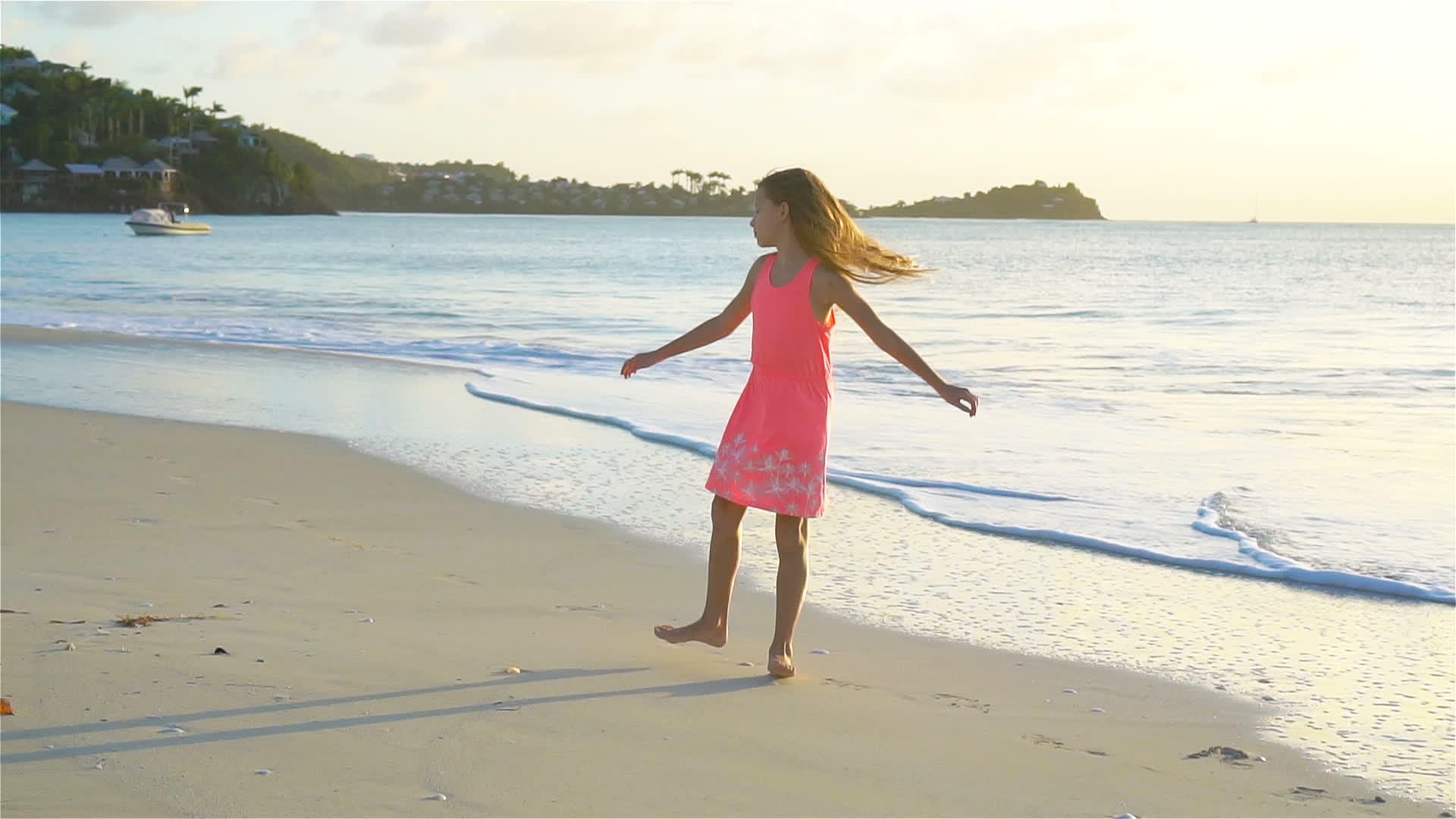 小女孩度假时在热带沙滩上玩得开心又慢视频的预览图