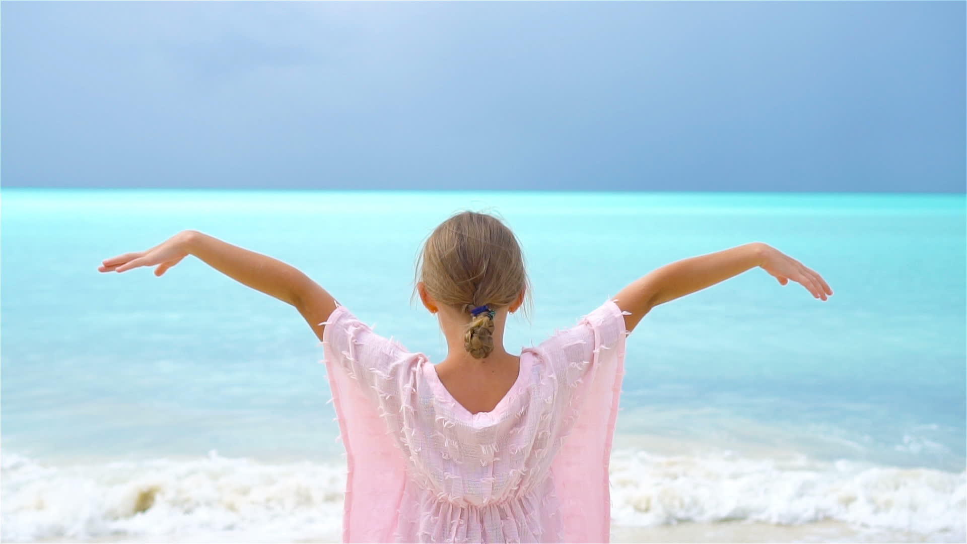 这个可爱的小女孩在热带海滩度假时玩得开心又慢视频的预览图