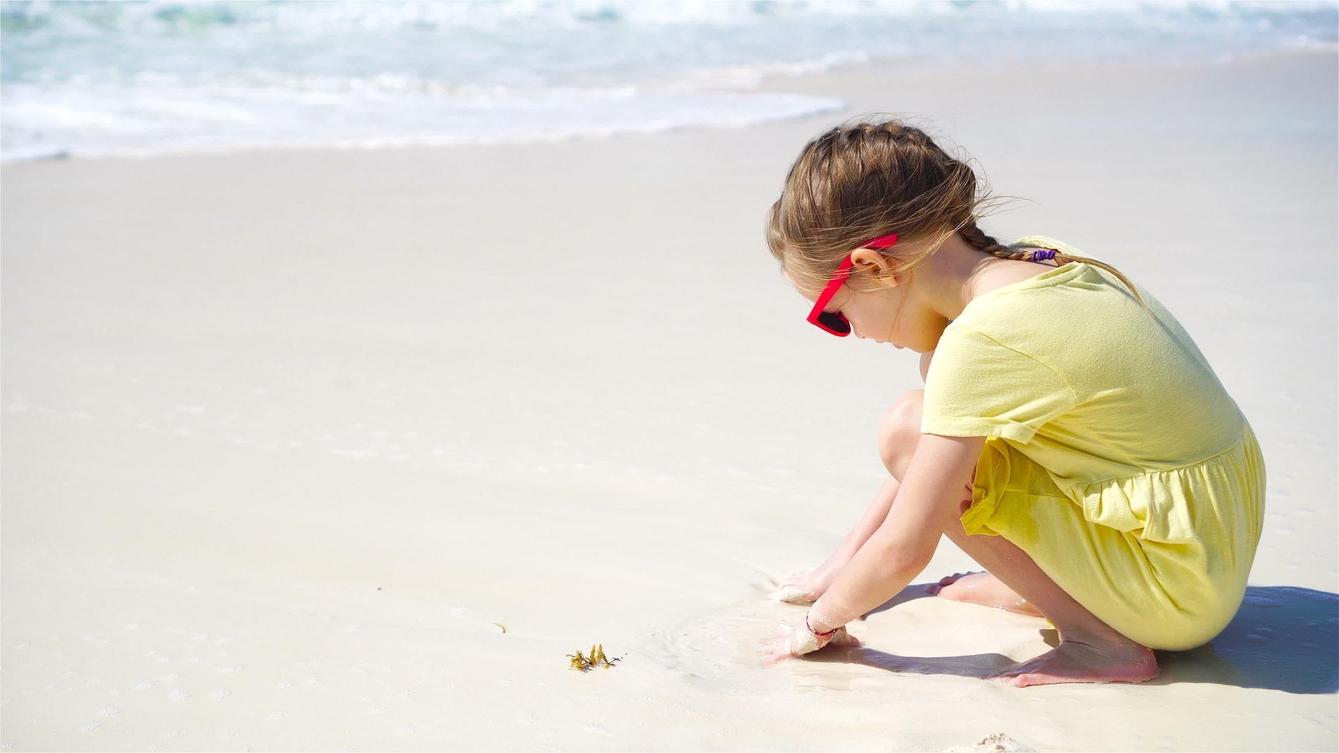 可爱的小女孩在白色沙滩上玩沙子快乐的孩子享受卡里比岛视频的预览图