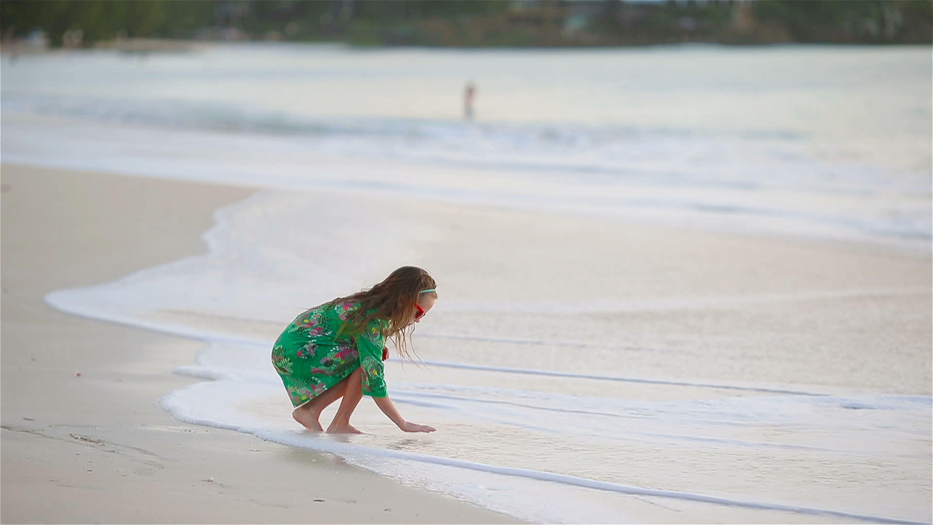 可爱的小女孩在度假期间在热带海滩玩得很开心视频的预览图