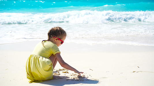 可爱的小女孩在白色沙滩上玩沙子快乐的孩子们享受海边度假视频的预览图