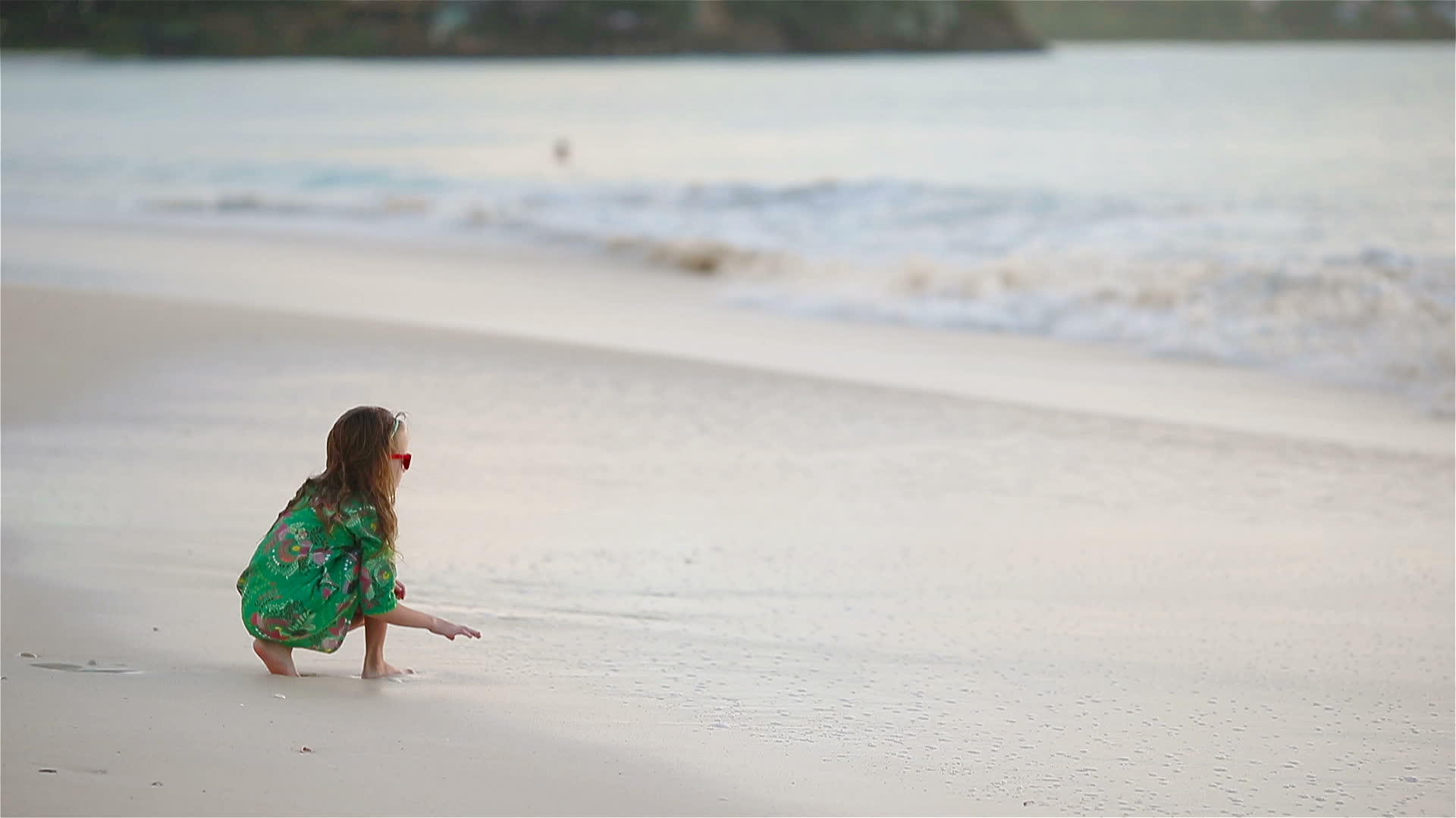 度假期间小女孩在热带海滩玩得很开心视频的预览图