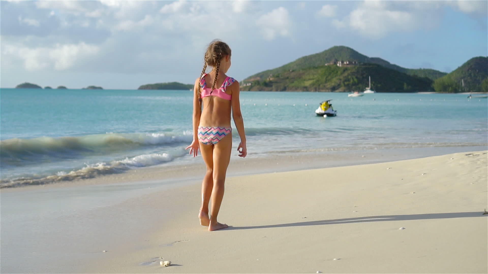 可爱的小女孩在度假期间在热带海滩玩得很开心视频的预览图