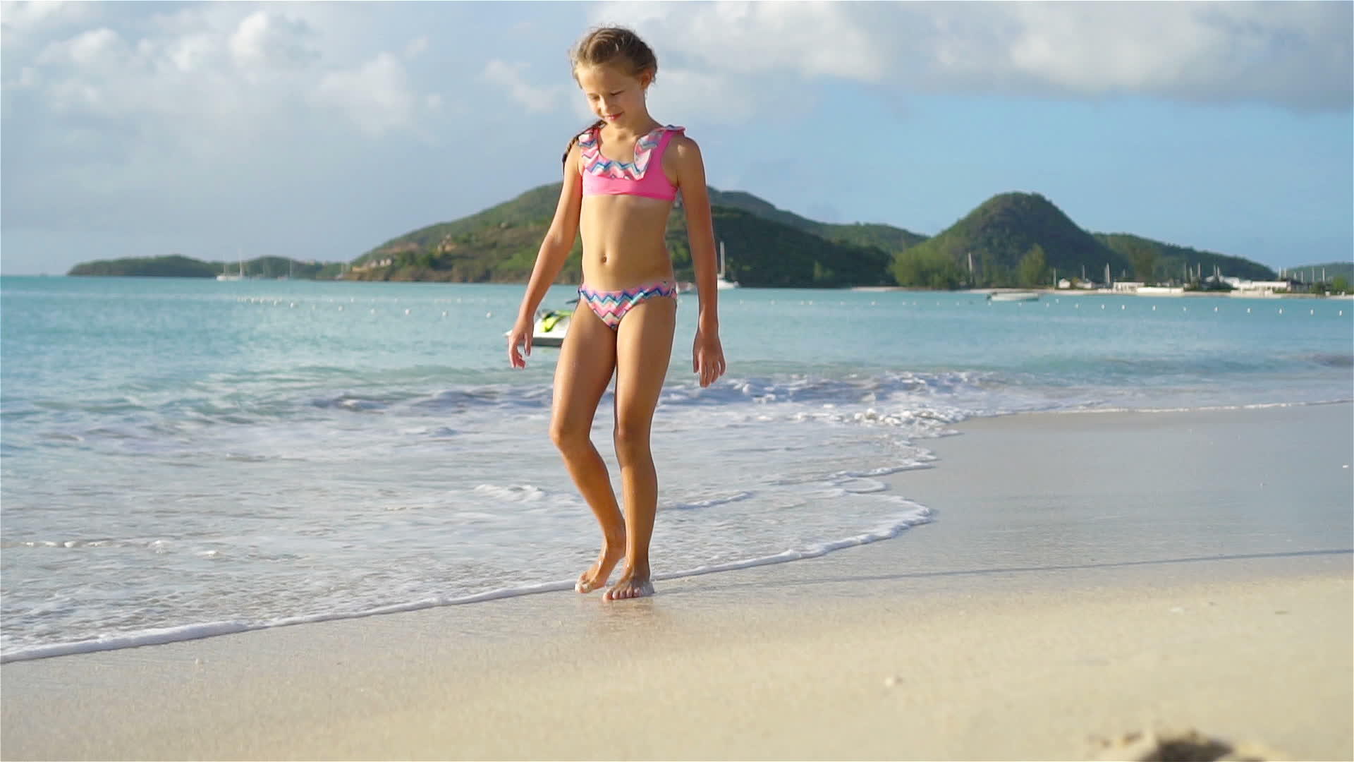 可爱的小女孩在热带海滩玩得很开心视频的预览图