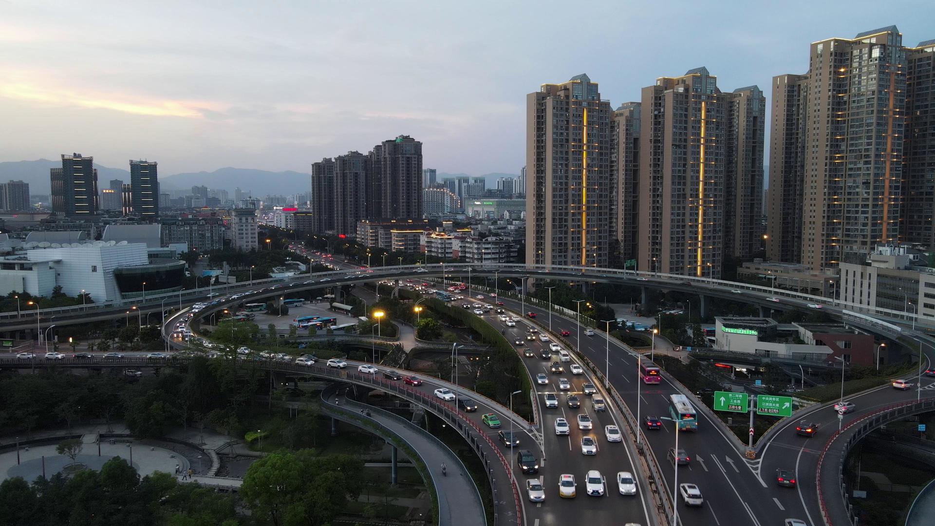 航拍城市夜幕降临拥堵的交通高架桥视频的预览图