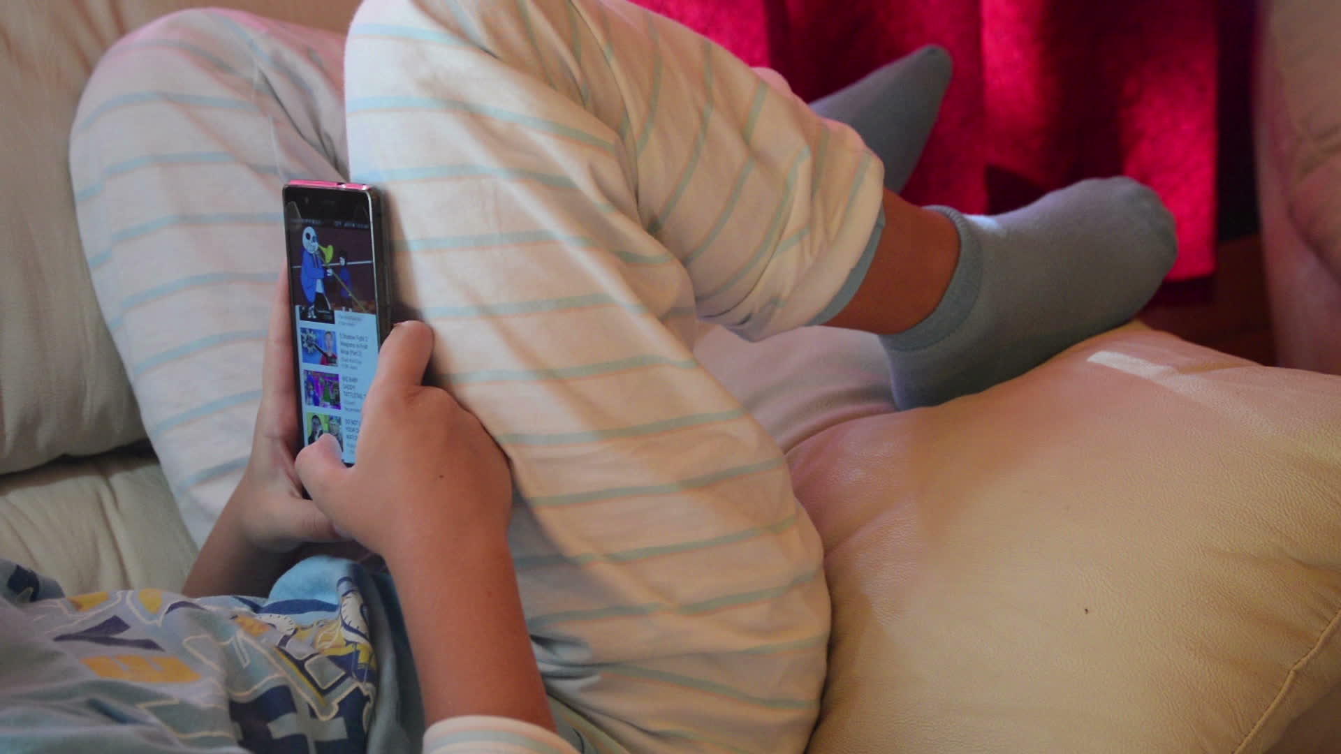 青少年在家用智能手机玩游戏视频的预览图