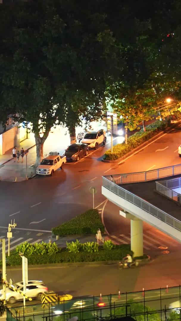夜间航拍城市灯光路人行天桥交通车流街景素材视频的预览图