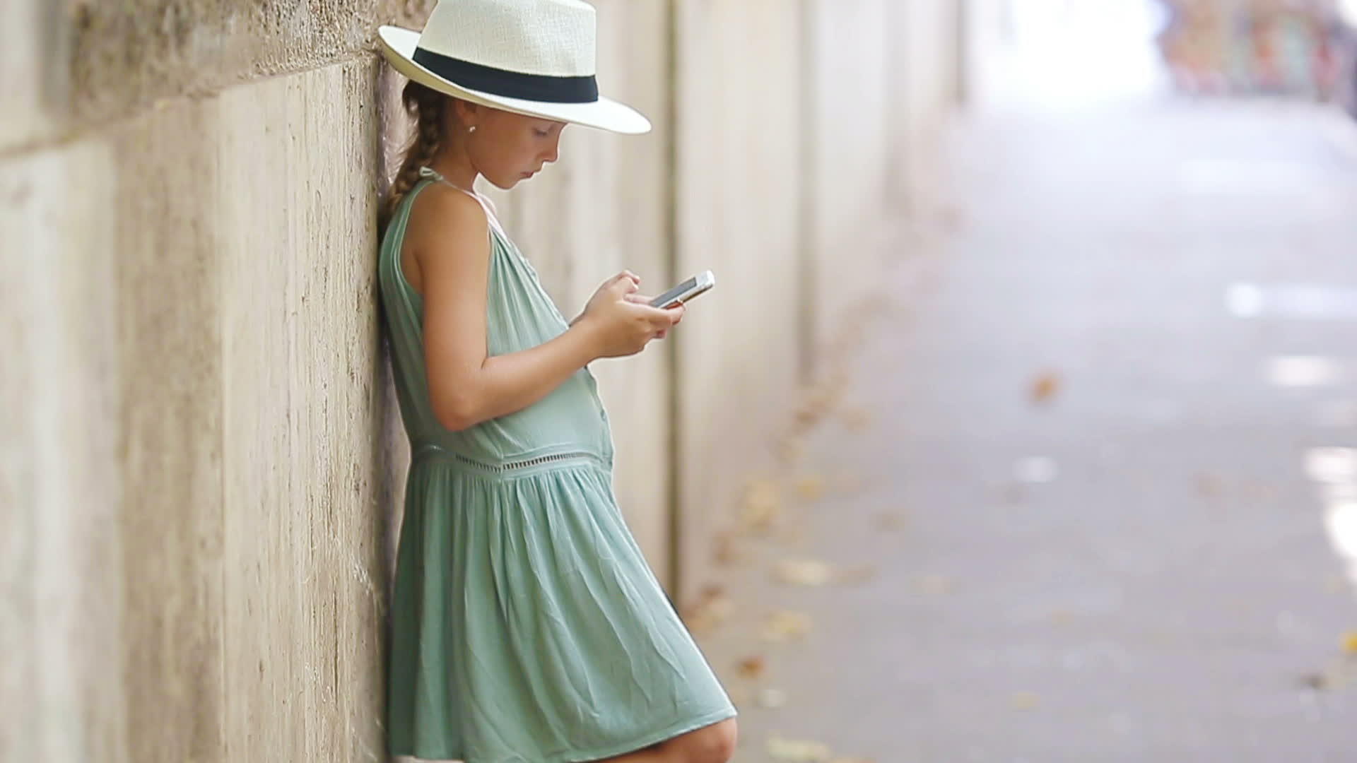 小女孩聪明的手机在温暖的欧洲城市户外温暖的日子视频的预览图