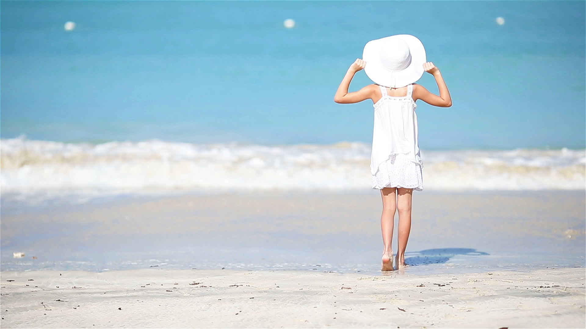 暑假期间可爱的小女孩在海滩上度假视频的预览图