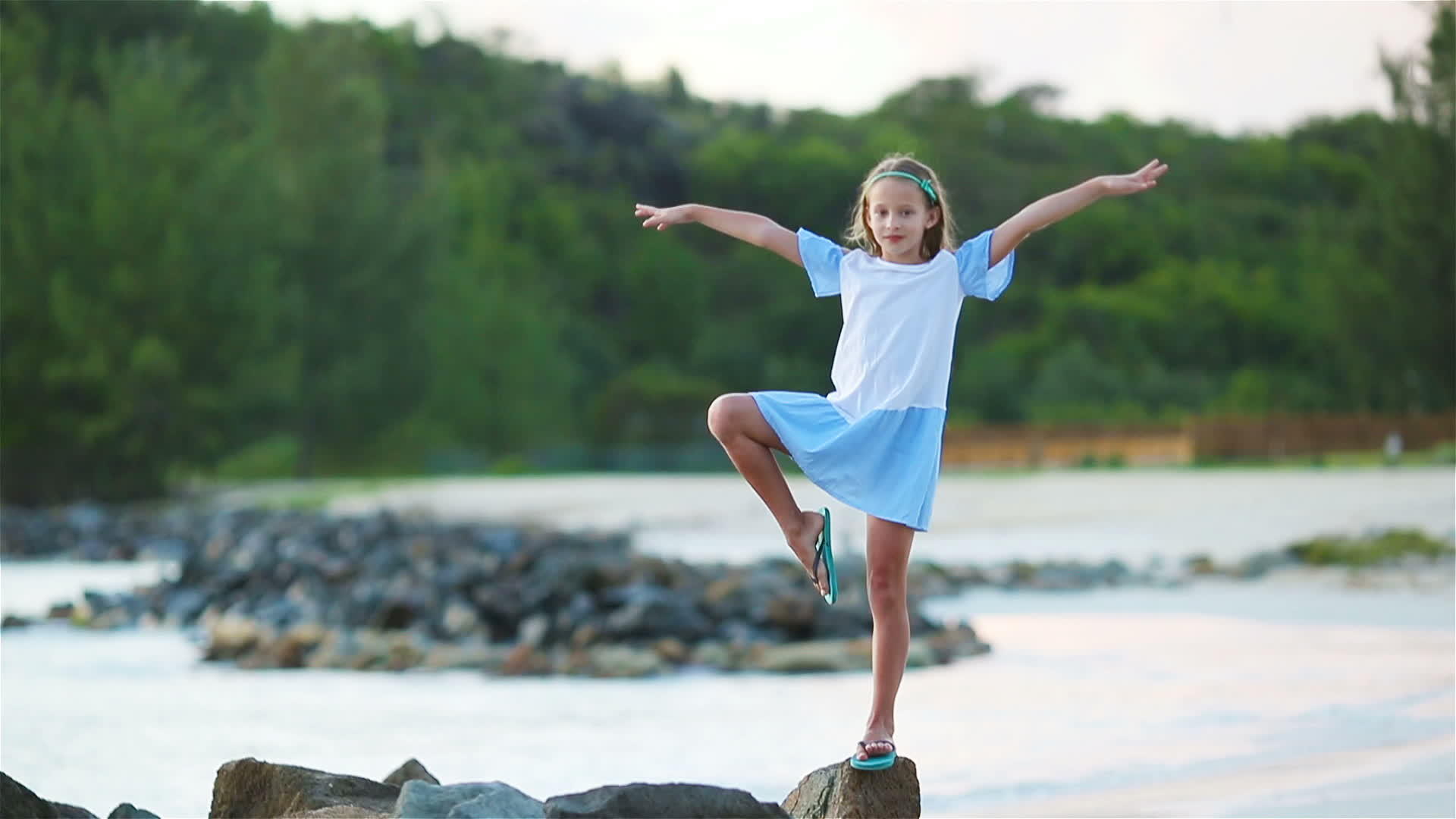 小女孩在热带卡比巴岛的野外海滩上视频的预览图