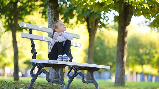可爱的孩子沉迷于秋天的思念视频的预览图