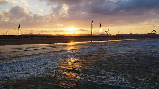 1航拍海边金色夕阳视频的预览图